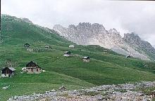 Vue sur les chalets et les crêtres de Croseras
