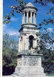 Le site de Glanum: Mausolée des Jules
