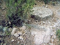 Une meule taillée, mais malheureusement abandonnée